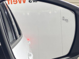 ドライバーの死角となる後方側面に車両を検知した際、ドライバーが方向指示器を操作すると、ドアミラーに内蔵された警告灯が点滅しドライバーに注意を促します。