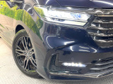 【LEDヘッドライト】悪天候や夜間走行時も良好な視界を確保し安心して運転できる高輝度LEDヘッドライトを装備!点灯速度が早く、消費電力も抑えられています。