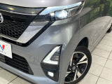 【LEDヘッドライト】悪天候や夜間走行時も良好な視界を確保し安心して運転できる高輝度LEDヘッドライトを装備!点灯速度が早く、消費電力も抑えられています。