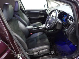 フロントは広々セパレートシート、運転席は、高さを調整できるハイトアジャスター付きです。