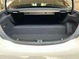 ゆったりとしたトランクルームでございます。たくさんのお荷物の車載が可能でございます。