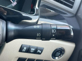 【オートライト(AUTO)】外の明るさをシステムが感知して、自動でヘッドライトが点灯します。ヘッドライトをつけ忘れを防ぐ便利機能です。