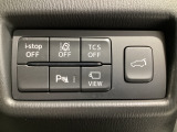 運転席脇のクラスタースイッチ部分にはカメラ切り替えスイッチ、パーキングセンサー、その他走行系スイッチを集中配置しております。