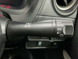 【オートライト】車のセンサーが周囲の明るさを感知し、自動でヘッドライトを点灯・消灯する機能です。この機能は夕暮れ時の交通事故が多い時間帯の安全性を高めてくれます。