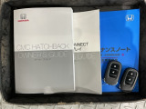 スマートキーは鍵をバッグに入れたままでもドアロックの開閉やエンジンのON・OFFができます。夜間や雨の日も鍵を探さなくて良いので便利です。