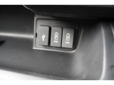 【USBジャック】運転中でもスマートフォン等の充電ができるUSBジャック付き!充電を気にすることなく、ドライブ中の音楽再生や通話等をお楽しみ頂けます!