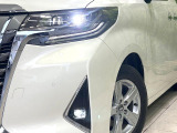 【LEDヘッドライト】悪天候や夜間走行時も良好な視界を確保し安心して運転できる高輝度LEDヘッドライトを装備!点灯速度が早く、消費電力も抑えられています。