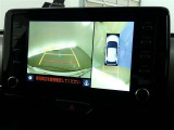 【パノラミックビュー】・・・車両の前後左右に搭載した4つのカメラにより、クルマを真上から見ているような映像を表示。運転席から確認しにくい車両周囲の状況を把握できます。