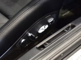 弊社2階のショールームにて約14台の車両を展示しております。色とりどりのポルシェと共にご来場お待ちしております。
