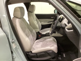広い足元にゆったり座れるシートには肘掛けも装備しており長距離の運転でも疲れにくくなってます。女性でも運転がしやすいように、シートの高さ調整機能(シートリフター)がついています。