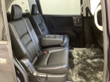 2列目シートは背もたれの角度調節ができるベンチシートになっております。長距離運転になってもゆったりとできるように、カップホルダー付きアームレストがついてます。