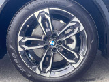 【BMWアロイホイル】軽量かつ強度に拘ったアロイホイル。走行性能ポテンシャルを引き出す設計。車の足元を引き締めてくれる大きなポイントはアロイホイルです。