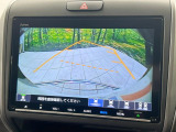 【バックカメラ】駐車時に後方がリアルタイム映像で確認できます。大型商業施設や立体駐車場での駐車時や、夜間のバック時に大活躍!運転スキルに関わらず、今や必須となった装備のひとつです!