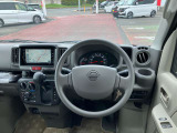 使いやすく安全な操作性と良好な視界を実現した運転席!