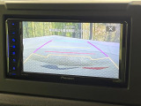 【バックカメラ】駐車時に後方がリアルタイム映像で確認できます。大型商業施設や立体駐車場での駐車時や、夜間のバック時に大活躍!運転スキルに関わらず、今や必須となった装備のひとつです!