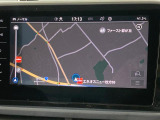 タッチスクリーンを採用。従来のナビゲーションシステムの域を超える、車両を総合的に管理するインフォテイメントシステムです。