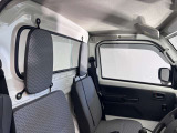 ゆったりと座れる運転席シートですのでストレスなく運転が出来ますよ!