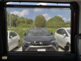 格納式リヤドアサンシェードを装備。
