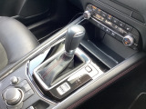 アクセルペダルを踏み込む量や速さに応じて変速パターンをし、人馬一体の運転感覚を発揮してくれる6速オートマ!