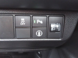パーキングセンサーや横滑りを防ぐVSA等のスイッチ類は運転席の右側、手の届きやすい位置にあります。