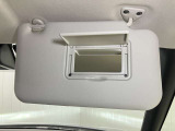 【運転席サンバイザー】鏡が付いているのでメイク直しなどにも便利★