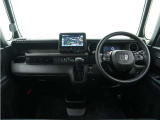 ◆インテリアパネル◆視界広々で非常に運転しやすくロングドライブでも疲れを感じさせないすっきりとまとまったインパネ周りです。