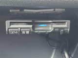 【ETC】有料道路を利用する際に料金所で停止することなく通過できる、ETC車載器(ノンストップ自動料金収受システム機器)が装備されています。セットアップを行うことで利用可能になります。