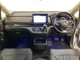車内は光触媒抗菌消臭施工済です。スタイリッシュなデザインでスポーティなインパネ周りを演出します。グローブボックスやカップホルダーのほかにトレーなどたくさんの収納スペースが付いています。