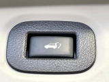 【パワーバックドア】スマートキーや運転席のボタンを押すだけでリアゲートが自動で開閉します!荷物を持っている時や、高い位置にあるバックドアを閉める際に便利な機能です♪