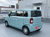左斜め後ろからの特徴的なフォルム。狭い路地裏でも運転しやすそうな小回りが利くコンパクトボディ♪