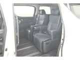 中古車をキレイで気持ちよくお乗りいただけるよう、エンジンルームからシートを外した洗浄まで、目に見えない部分も徹底的に洗浄しています!