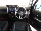 革巻きステアリングで快適な操作性の運転席です。