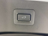 パワーリフトゲートなのでボタン一つでトランクが開け閉めできます。また、運転席と鍵にも開閉スイッチがついております。