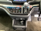 足元スッキリ、インパネシフトです。パーキングブレーキはフットブレーキタイプなので、運転席と助手席の間がスッキリしています。
