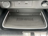 【ワイヤレス充電装着車!】 スマートフォンをコードをささずに置くだけで充電してくれますのでとても便利です。