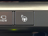 【リモート機能つきアドバンストパーク】専用スマートフォンアプリの使用で、車外から遠隔駐車・出庫が可能な先進機能。広い場所で乗り降りしたい時に便利です♪
