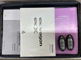 スマートキーは鍵をバッグに入れたままでもドアロックの開閉やエンジンのON・OFFができます。夜間や雨の日も鍵を探さなくて良いので便利です。