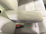 【アームレスト】運転中の身体の負担を軽減してくれるアームレストを装備♪
