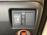 左側電動スライドドアは運転席からでも操作ができるように、ハンドル付近に開閉の操作スイッチが付いています。