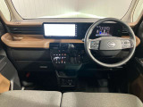 ダッシュボードを平らにしボディ形状を工夫したことで、運転席から前方が見えやすい設計になっております!車幅がつかみやすいため、狭い道でのすれ違いも安心して運転いただけます!