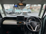 すっきりとまとめられたインパネ周り。車両感覚もつかみやすく運転操作がしやすいですよ。老若男女問わず、運転免許を取ったばかりの方にもおすすめな車です(*^^*)