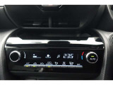 ★エアコンはオートタイプが装着済みです!オートモードにしておけば、車内温度を設定するだけで風の料や吹き出し口の切り替えを機械が行ってくれます!一年中快適な環境を作れますよ♪