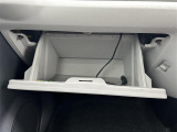 【グローブボックス】大容量のグローブボックスです!!車検証ケース他、日頃使う小物類の収納スペースもたくさんあります!