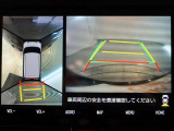パノラミックビューモニター付きです。車両を上から見たような映像をモニター画面に表示。運転席からの目視では見にくい、車両周辺の状況をリアルタイムでしっかり確認できます。