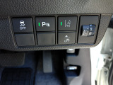 パーキングセンサーや横滑りを防ぐVSA等のスイッチ類は運転席の右側、手の届きやすい位置にあります。