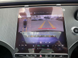 【360&deg;カメラシステム】4つのカメラにより、車両周囲を俯瞰で確認することができます。カメラの呼び起しは手動でも可能ですので、狭い道でも安心してお乗りいただけます。