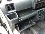 助手席側グローブボックスの収納スペース。車検証や整備記録簿などをすっきりと収納できます。