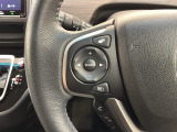 ステアリングにオーディオ操作スイッチが付いています。オーディオ画面に直接タッチしなくても操作が出来ますので、運転に集中できます。