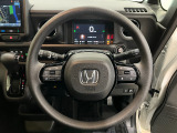【誤発進抑制機能】うっかり防止!停車時や10キロ以下の低速走行時、前方の障害物を検知し、ドライバーがアクセルペダルを踏みこんだ場合の急加速を抑制します。音とメータ内表示で警告します。