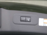 電動で開閉するパワーバックドア装備しています